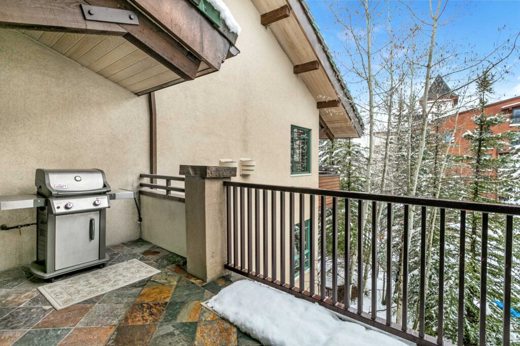 Large deck with gas grill of Antlers at Vail residence 518