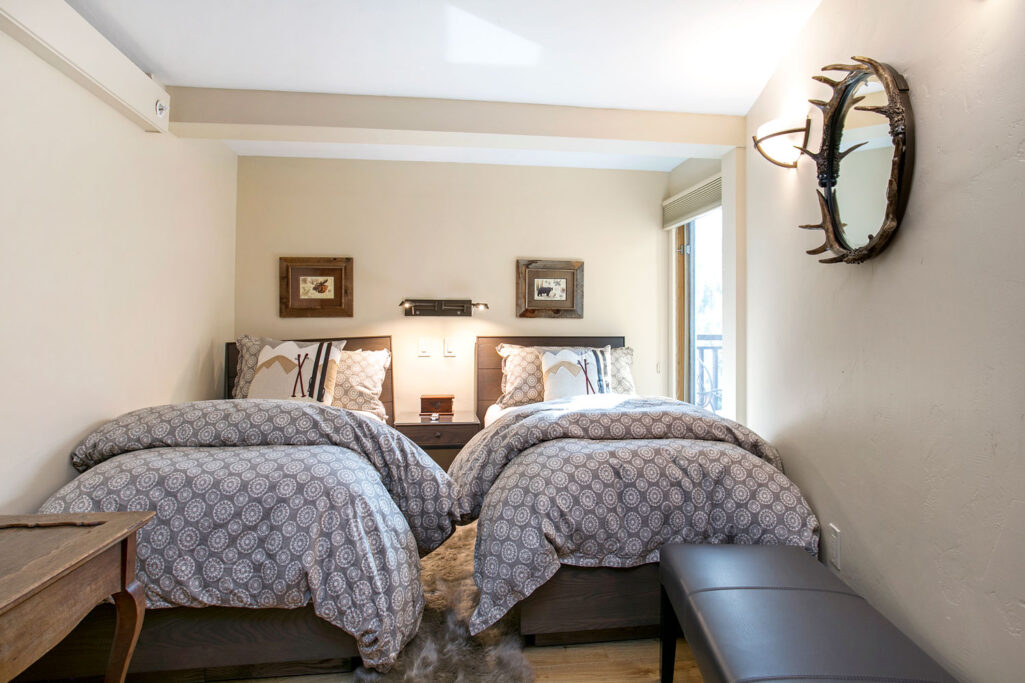twin bedroom of antlers at vail condo 702