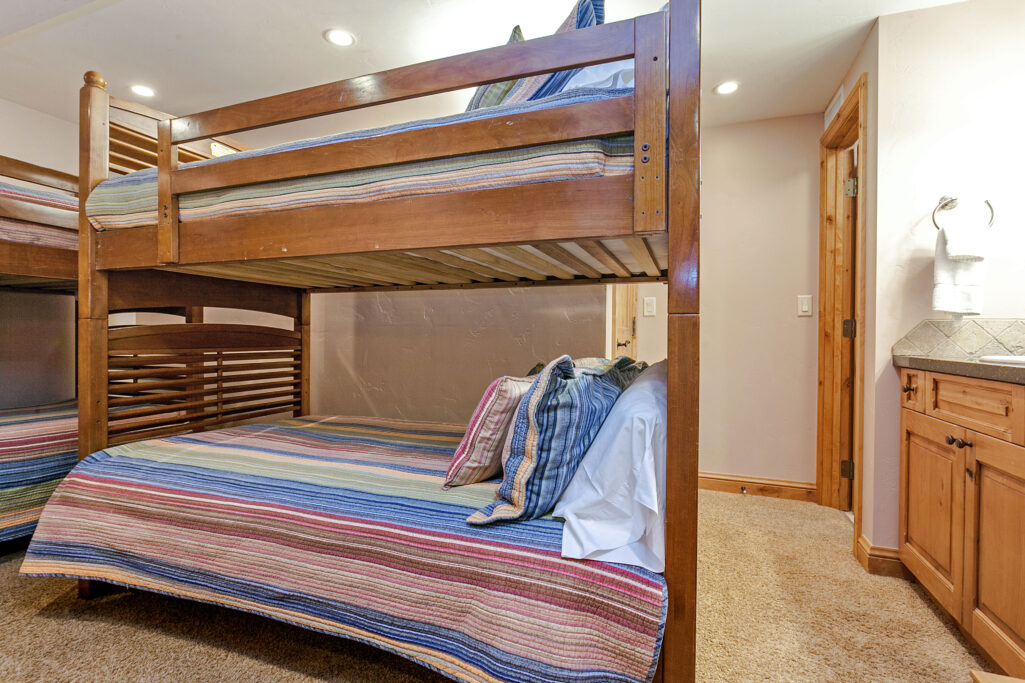 Bedroom with bunk beds Antlers 705