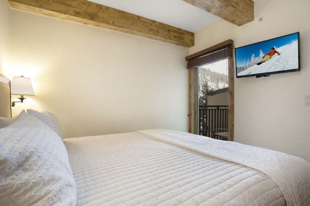 Bedroom of Antlers at Vail condo #508