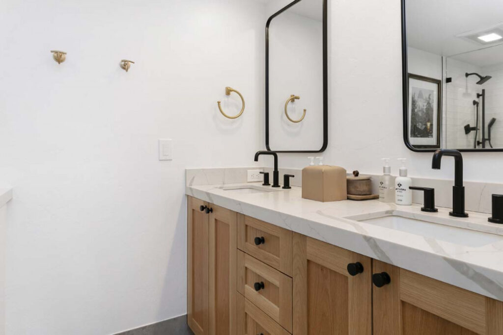master bathroom with double sink in antlers condo 520