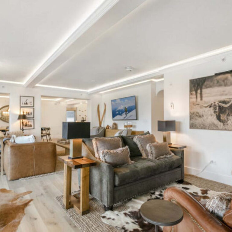 spacious living area in antlers diamond residence 520