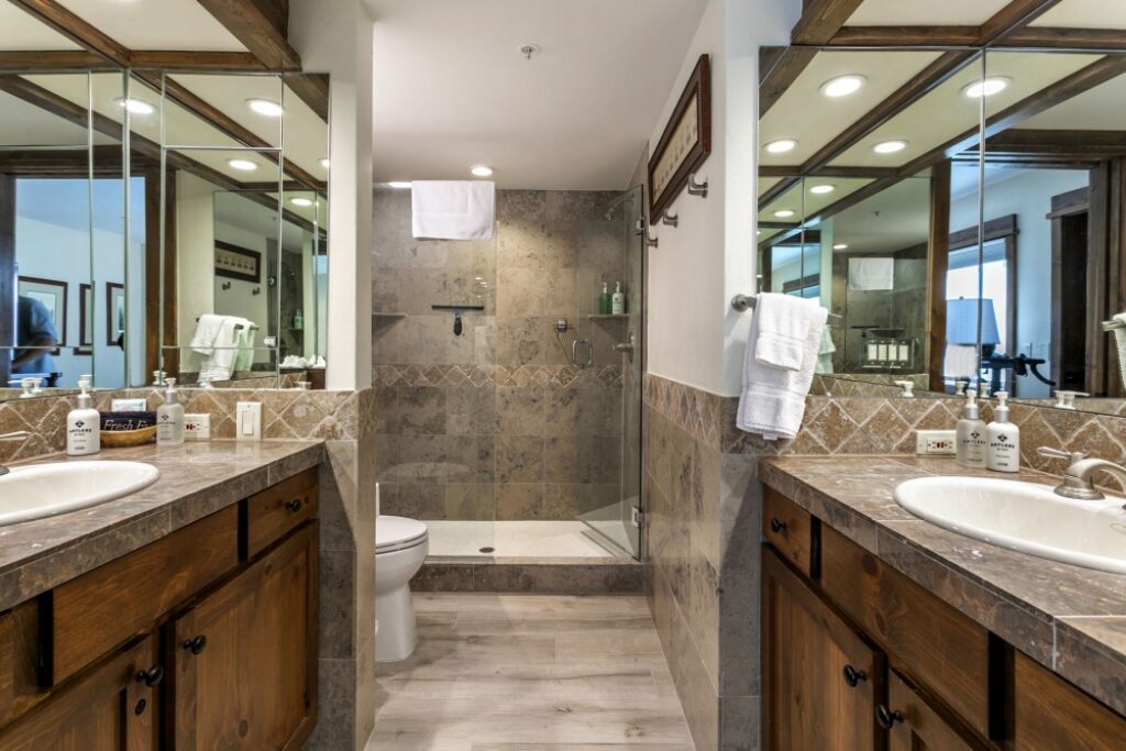 master bathroom with double sinks in antlers 621