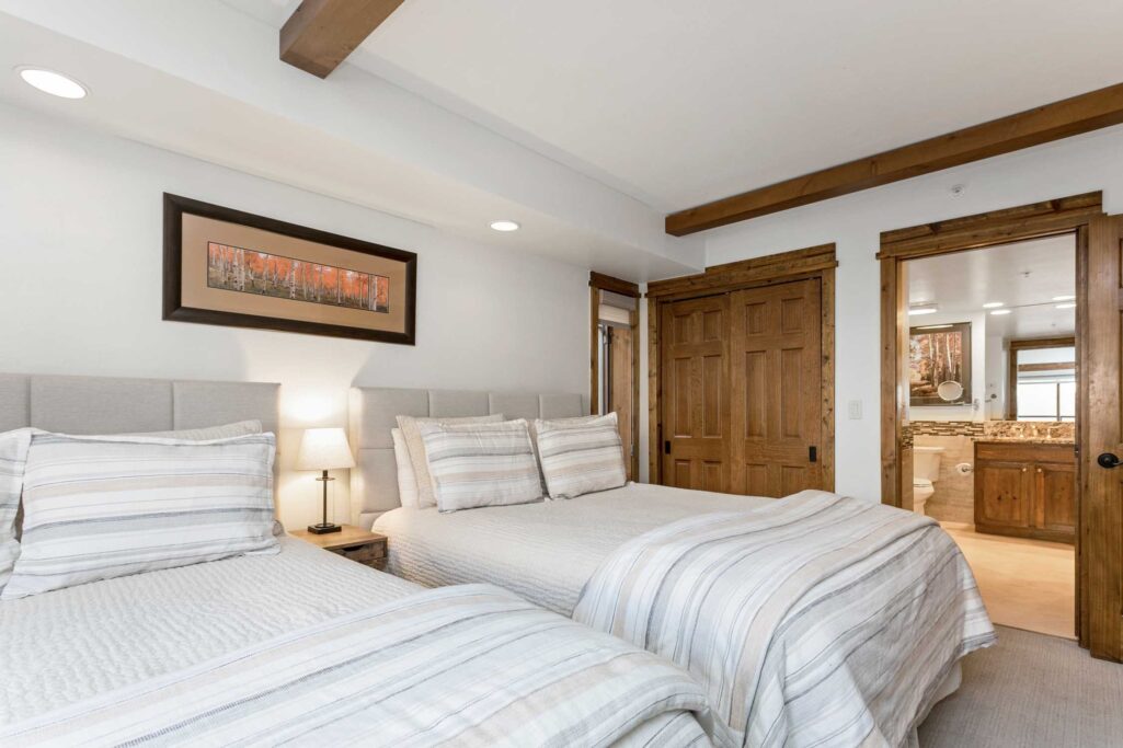 Double Queen bedroom of Antlers at Vail condo 414