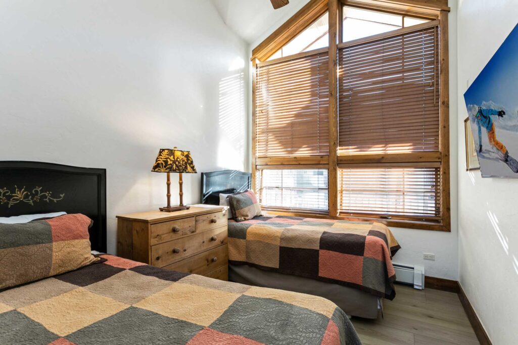 Second twin bedroom of Antlers at Vail residence 519