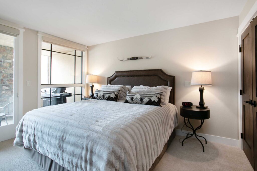 Master bedroom of Antlers at Vail condo 321