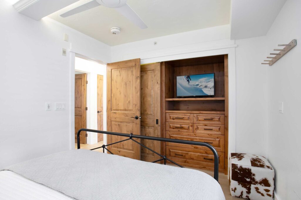 Queen bedroom of Antlers at Vail residence 520