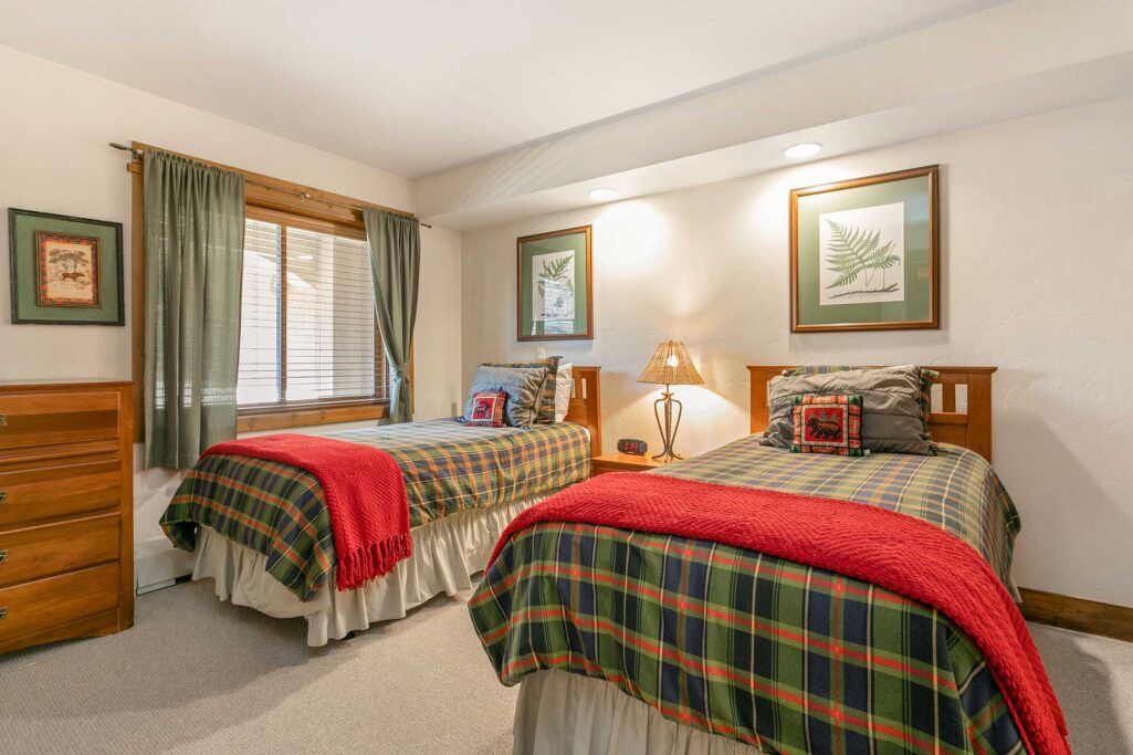 Twin bedroom of Antlers at Vail condo 420