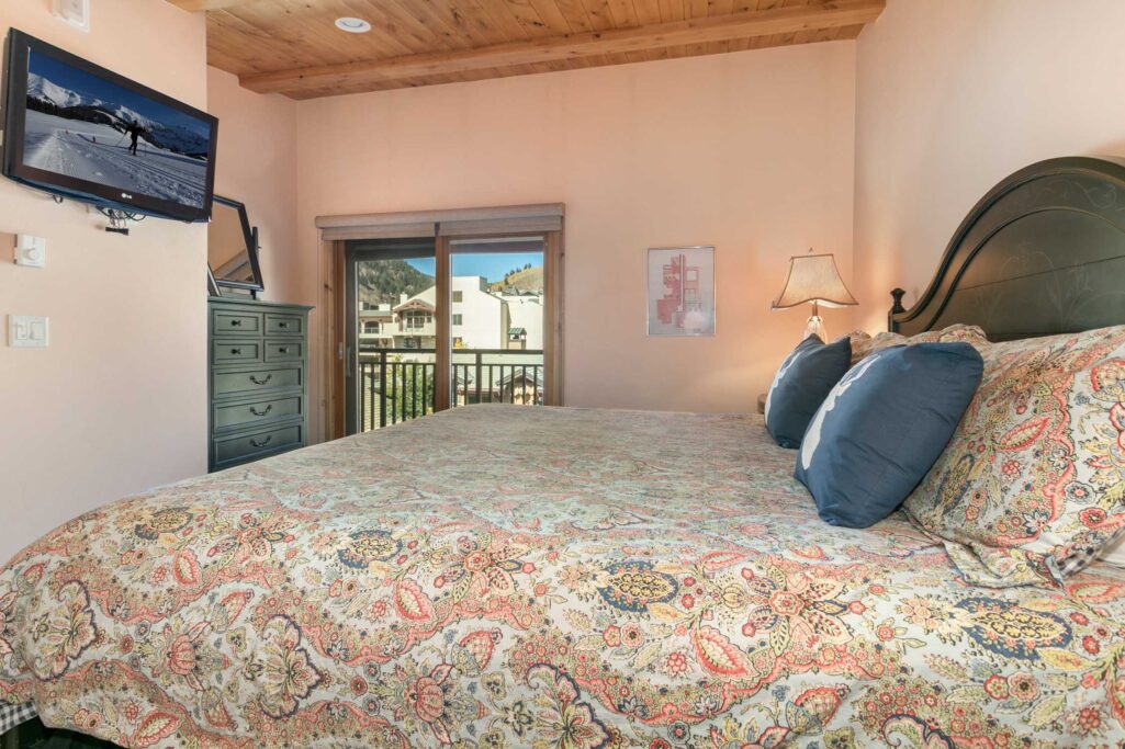 master bedroom of antlers at vail condo 705