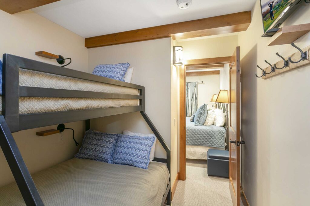 Bunk room of Antlers at Vail condo 209