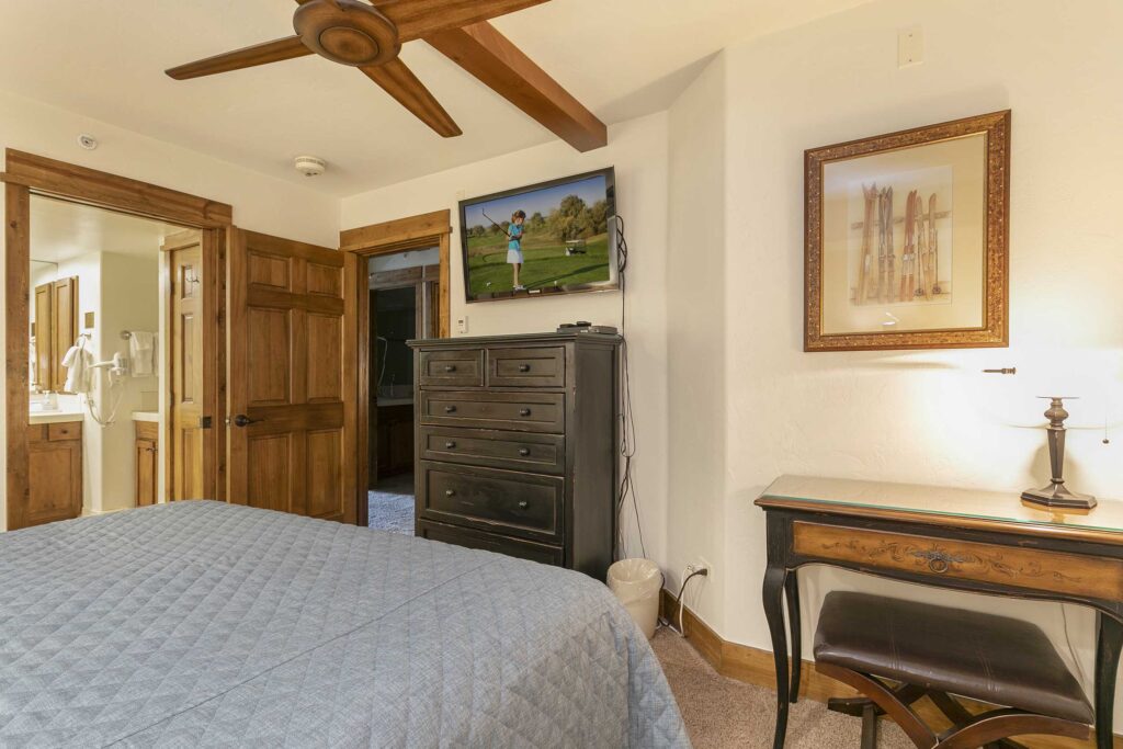 Master bedroom of Antlers at Vail condo 320