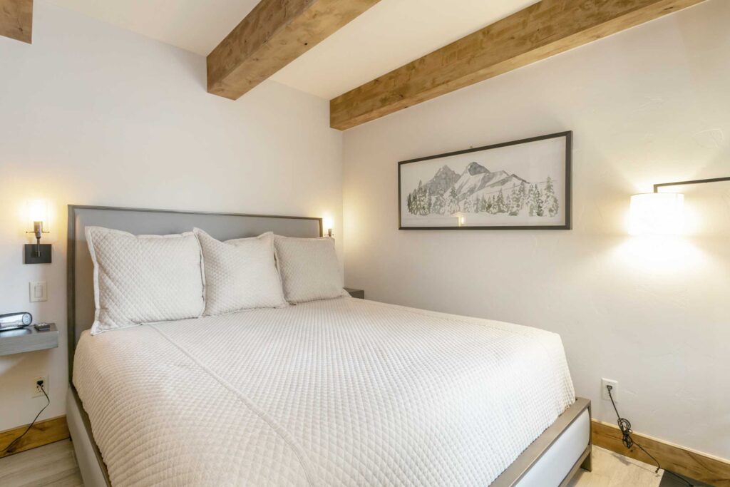 Master bedroom of Antlers at Vail condo 508