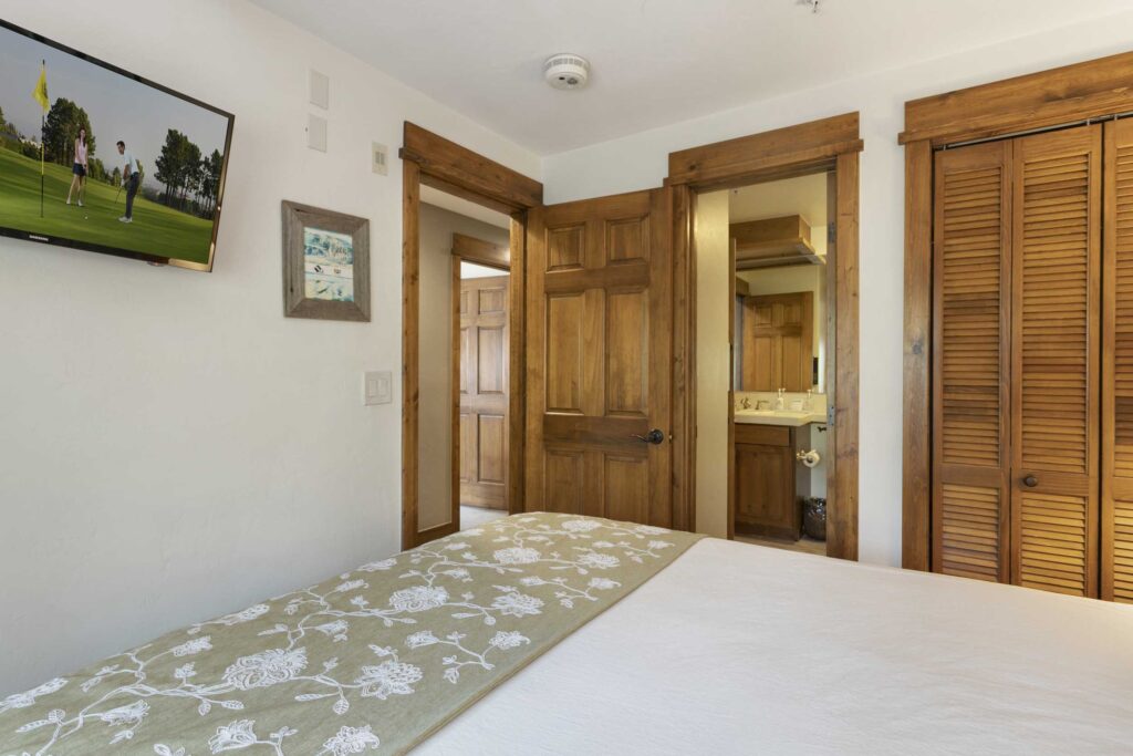 Bedroom of Antlers at Vail condo #514