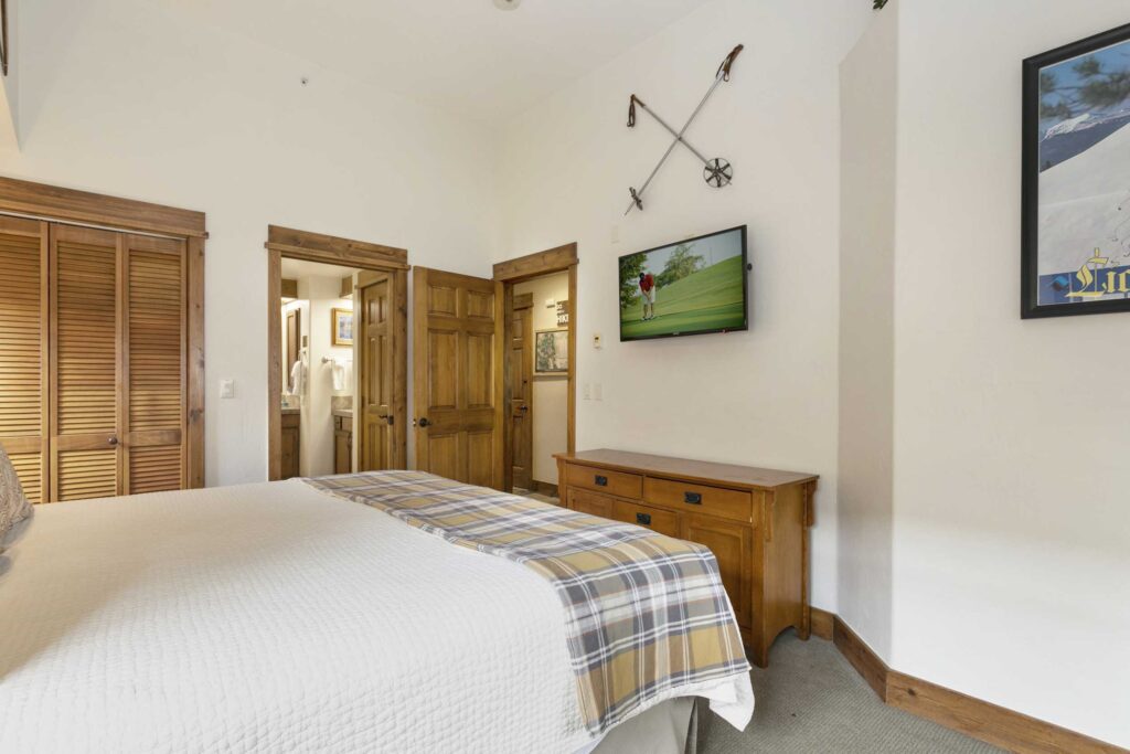 Bedroom of Antlers at Vail condo #514