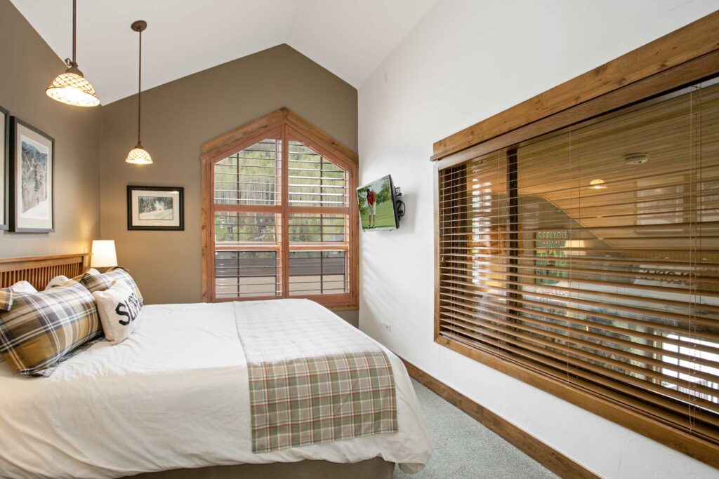 Bedroom of Antlers at Vail condo #514