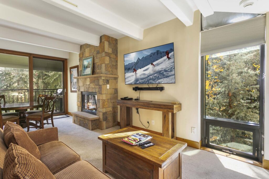 Living and dining area of Antlers at Vail studio 302