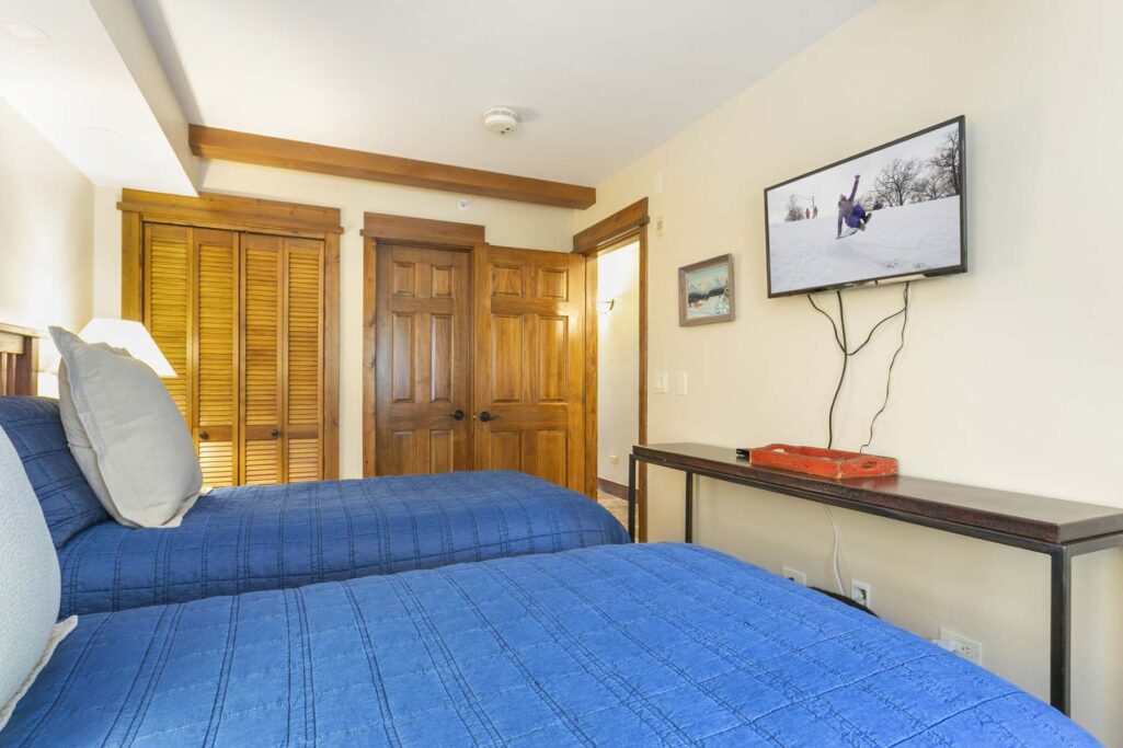 Twin bedroom of Antlers at Vail condo 315