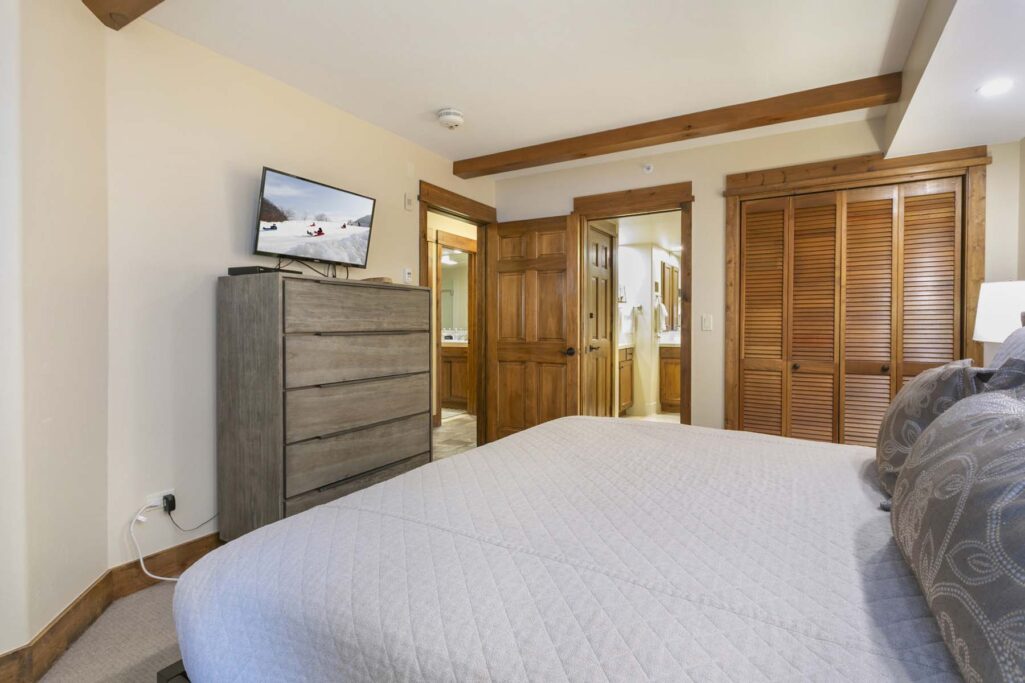 Master bedroom of Antlers at Vail condo 315