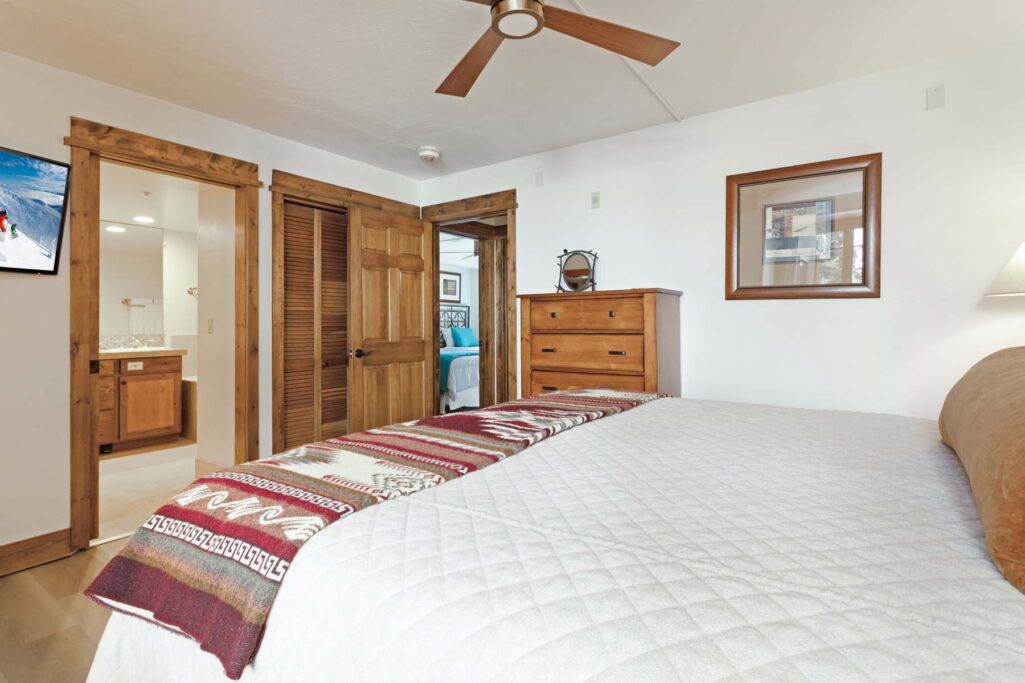 Master bedroom of Antlers at Vail condo 418
