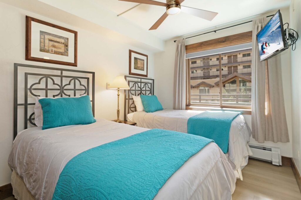 Twin bedroom of Antlers at Vail condo 418