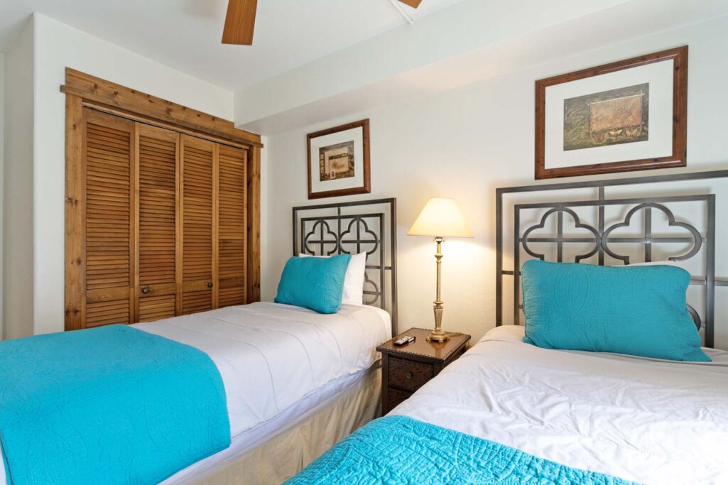 Twin bedroom of Antlers at Vail condo 418