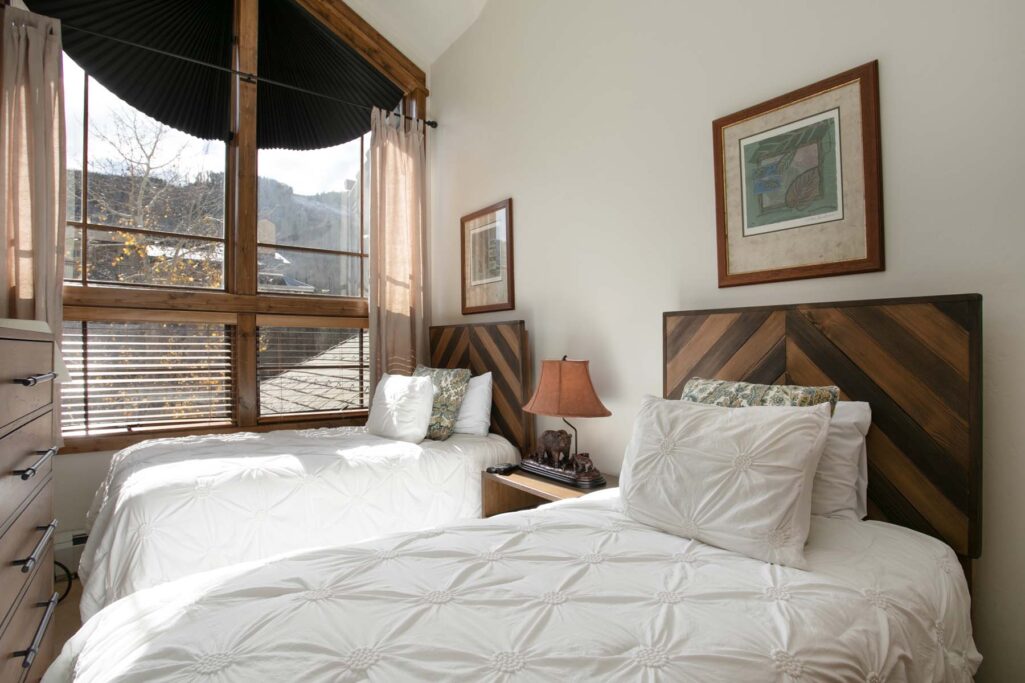 Twin bedroom of Antlers at Vail residence 518