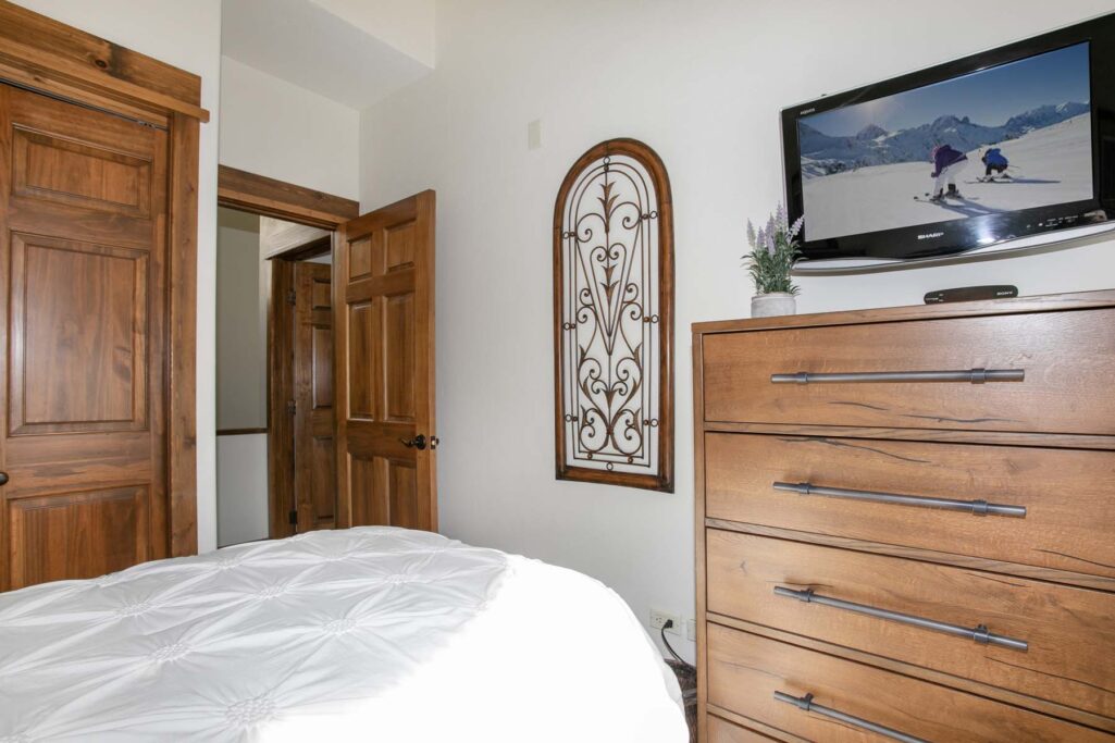 Twin bedroom of Antlers at Vail residence 518