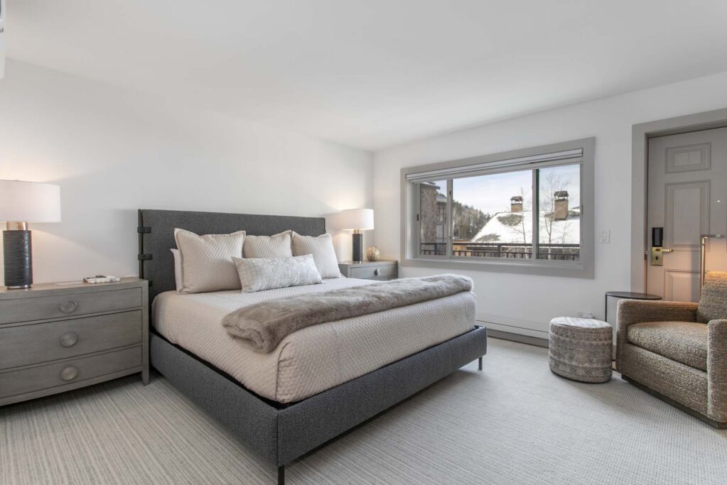 king bedroom of Antlers at Vail four-bedroom diamond residence 621