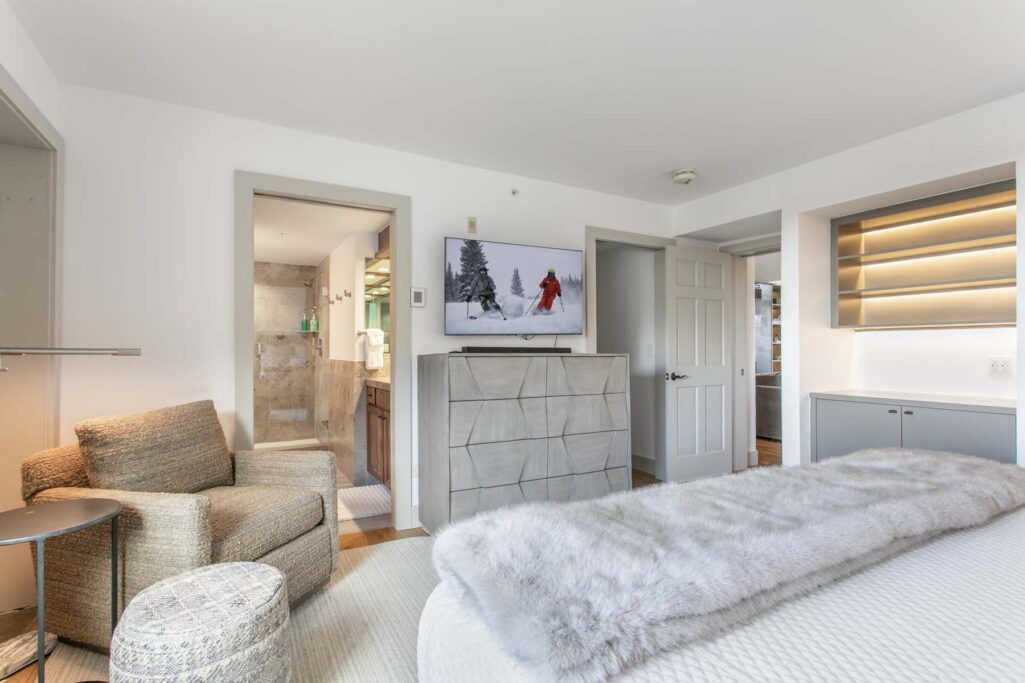 upstairs bedroom of Antlers at Vail four-bedroom diamond residence 621