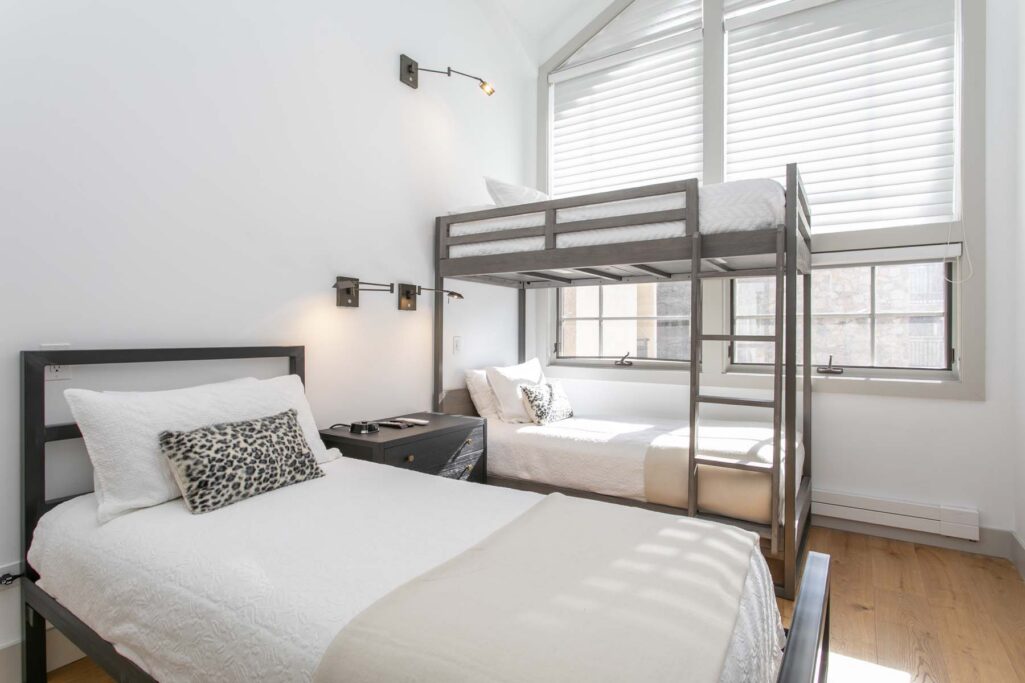 bedroom of Antlers at Vail four-bedroom diamond residence 621