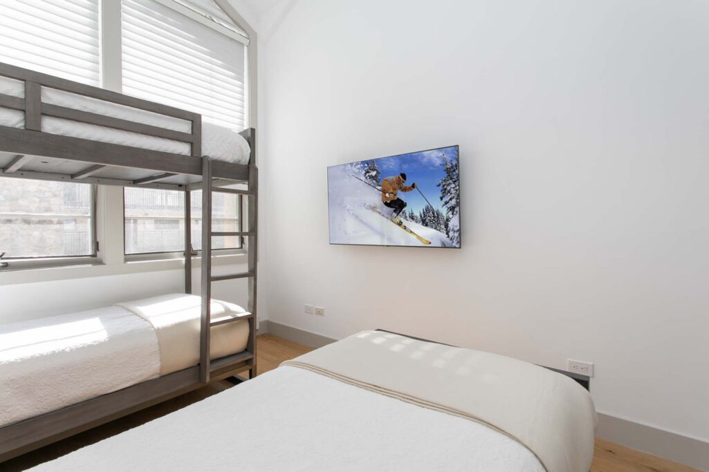 bedroom of Antlers at Vail four-bedroom diamond residence 621