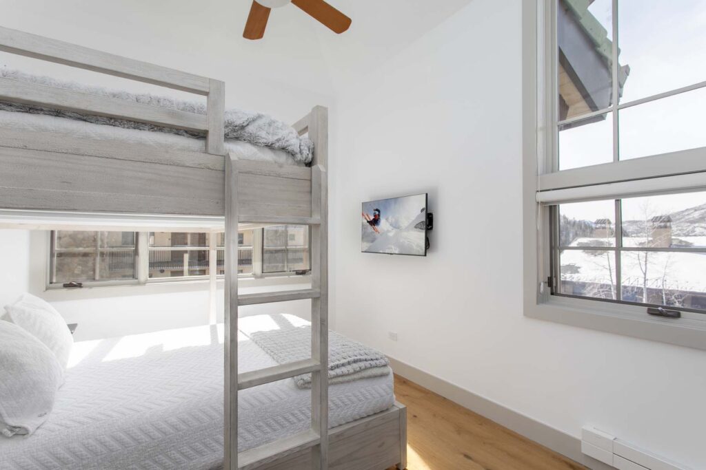 bedroom of Antlers at Vail four-bedroom diamond residence 621